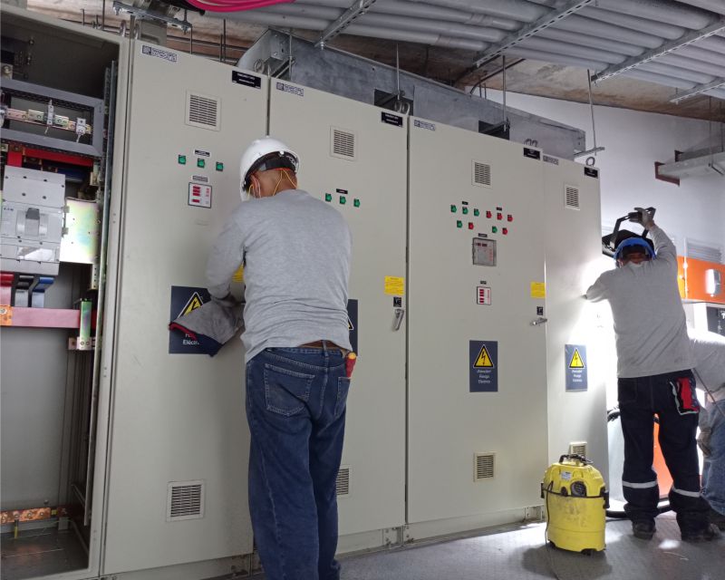 Técnicos revisando subestación